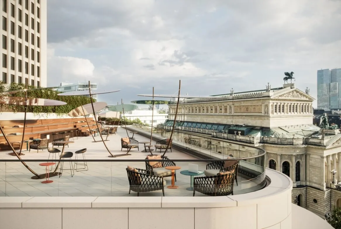 Dachterrasse mit Blick auf die Alte Oper in Frankfurt